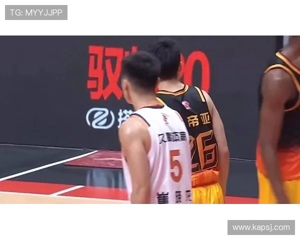 庞峥麟新秀表现抢眼砍下18分5篮板4助攻2抢断精彩转身上篮令人称赞